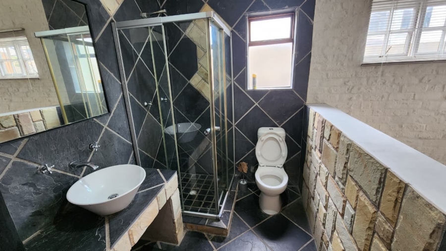 5 Bedroom Property for Sale in Middedorp Western Cape